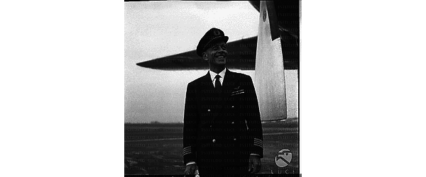 Il comandante Fugazzola sulla pista dell'aeroporto - piano americano