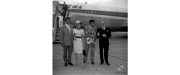 Richard Egan, Joan Collins, Rick Battaglia e Raul Walsh ai piedi dell'aereo