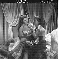 L'attrice Pina Bottin sulla scena di un film ("Al servizio dell'Imperatore"?) accanto a lei una donna col copione in mano - piano americano