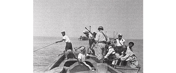 Creta Marinai con armi leggere e mitragliatrici passano da una scialuppa all'altra