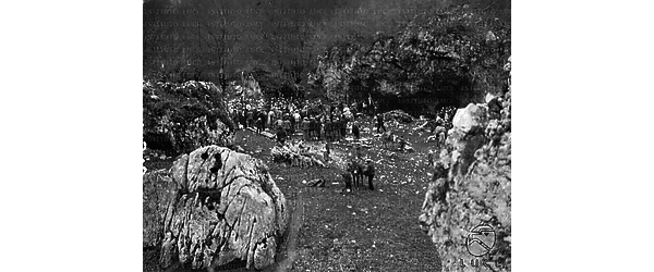 Pietracamela Raduno di persone in una zona di rocce e massi nei pressi di Pietracamela