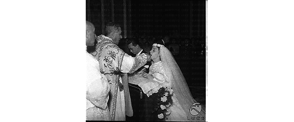 Nozze De Palma-Lanzi: la sposa inginocchiata riceve la comunione. Piano americano
