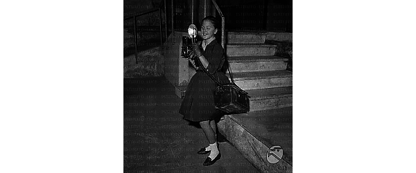 Ottavia Piccolo posa con una macchina fotografica in mano - Totale