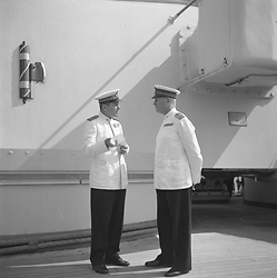 Due alti ufficiali di Marina a colloquio sul ponte di una nave da guerra