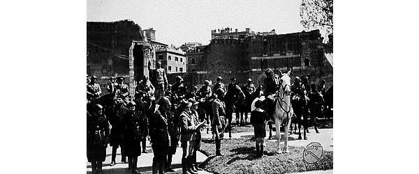 Roma Mussolini consegna la medaglia d'argento al valor civile a un balilla