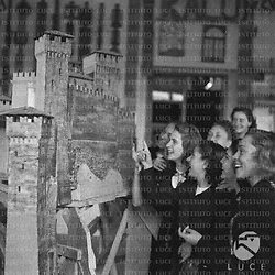 Roma Due giovani fasciste ridono davanti alla ricostruzione in miniatura di un castello medioevale
