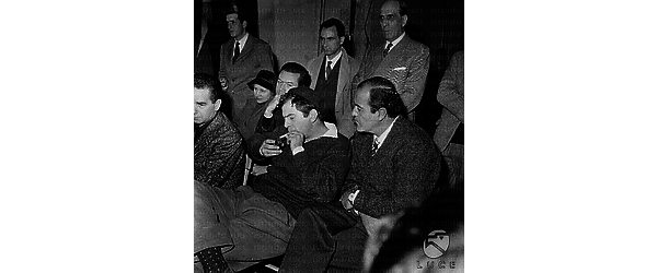 Ivo Garrani, Enrico Maria Salerno, Riccardo Cucciolla ed altri membri della compagnia durante la riunione