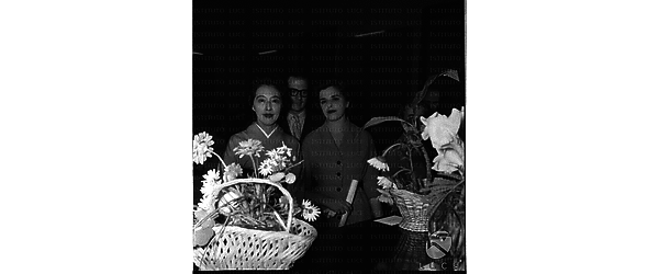 Donne orientali e altra gente alla mostra di sculture floreali giapponesi - piano americano