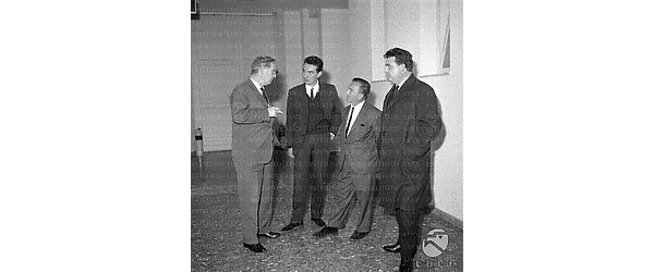 Roma Il direttore del Centro Sperimentale discorre con il regista Sherman e due uomini; interno di un corridoio