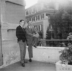 Umberto Orlandi e Tony Randall in terrazza. Totale