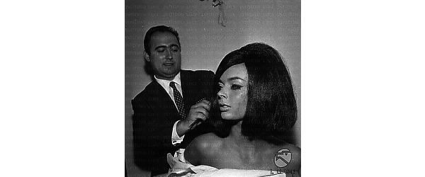 Barbara Steele ripresa dal parrucchiere mentre prova una parrucca nera - piano medio
