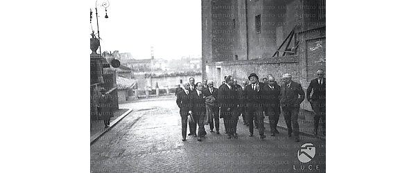 Roma Mussolini e membri della commissione del piano regolatore di Roma passeggiano per una via in salita del Campidoglio