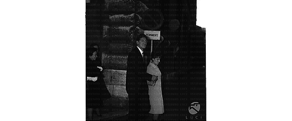 Claudio Lombardi e la moglie Claudia Balducci dopo le nozze in una strada di Roma - totale