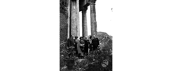 Tivoli Il ministro tedesco Funk, Raffaello Riccardi e un'altra autorità posano, insieme alle proprie signore, sullo sfondo del tempio di Vesta a Tivoli