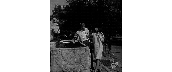 Rik Van Nutter e Barbara Steele accanto ad  una fontana a Villa Borghese - totale