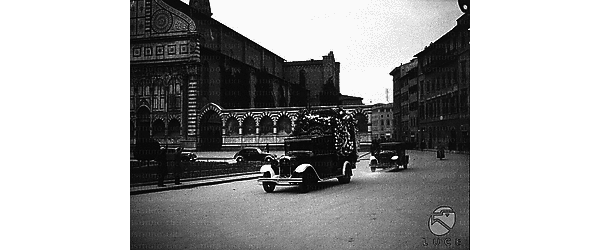 Firenze Scorcio di piazza Santa Maria Novella, percorsa dall'auto funebre che trasporta la salma della madre di Alessandro Pavolini