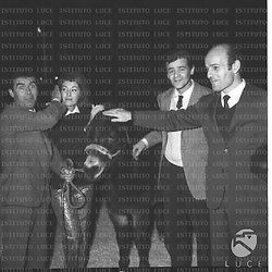 Gianni Meccia, una donna, Sergio Endrigo ed un uomo ripresi all'interno del circo Heros assieme ad un asinello - totale
