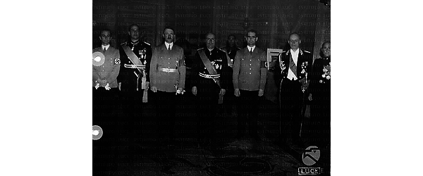 Roma Goebbels, Ciano, Hitler, Mussolini, Hess, Von Ribbentrop, Starace (dietro si intravede Anfuso) in posa; interno di Palazzo Venezia