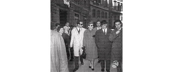 Edda Ciano Mussolini in strada, con un gruppo di accompagnatori