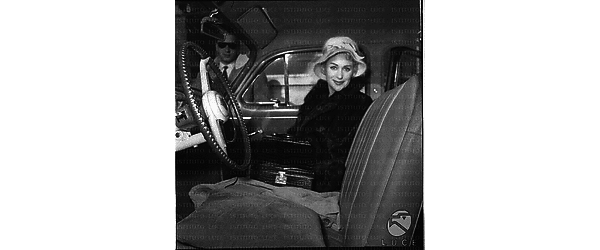 L'attrice francese Carol Martine  in una automobile. Piano medio