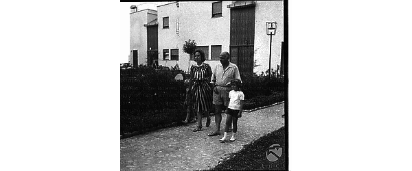 Il sindaco di Roma, Galuco della Porta, con la moglie e i figli in vacanza a Santa Marinella - campo medio
