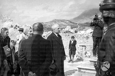 Cassino De Nicola, in visita alla zona bombardata di Cassino, osserva le macerie dell'abbazia