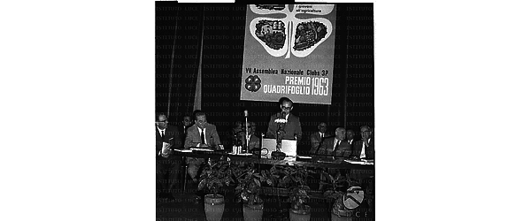 Paolo Bonomi tiene il suo discorso al tavolo degli oratori in occasione della consegna del Premio Quadrifoglio ai Clubs 3P - campo medio