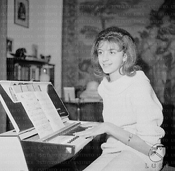 Ludovica Modugno suona una tastiera; piano medio