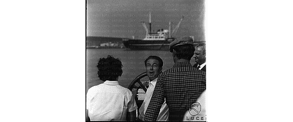 Renato Castellani con altre persone nel porto di Livorno durante la lavorazione del film Mare matto - piano medio