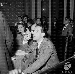 Arnoldo Foà fuma nella sala affollata dove ha luogo il dibattito