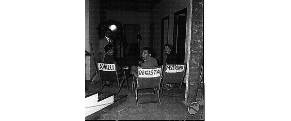 Alida Valli, Leopoldo Trieste e Marie Versini ripresi seduti durante una pausa del film - totale