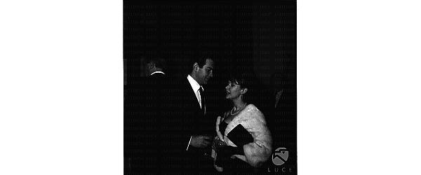 Mark Damon e Susan Strasberg al cocktail in onore di Anna Maria Pierangeli e Armando Trovajoli - piano medio