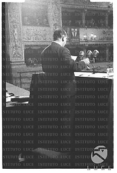 Un esponente della Dc, di spalle, mentre tiene un discorso al VII congresso del partito al Teatro La Pergola di Firenze - totale