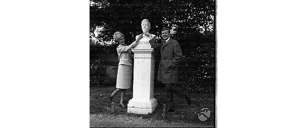 Miss Finlandia e un uomo in posa davanti ad un busto al Gianicolo - totale