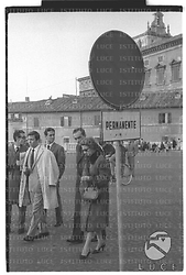 Rina Morelli, Luchino Visconti, Umberto Orsini e altre persone sulla piazza del Quirinale - campo medio