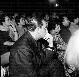 Luchino Visconti tra il pubblico che assiste al dibattito su cinema e censura in Italia