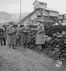 Toscana Gruppo di personalità politiche, fra cui Ugo La Malfa, in visita in uno stabilimento minerario del Valdarno