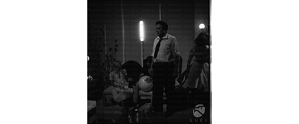 Fellini sul set de "La dolce vita", dietro Lina Schneider e Sandra Lee - totale