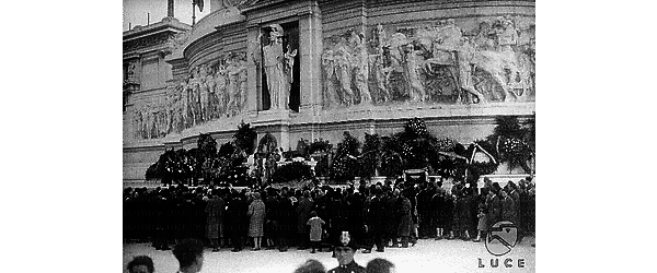 Roma Una folla di cittadini, raccolta sulla gradinata dell'Altare della Patria, rende omaggio al defunto