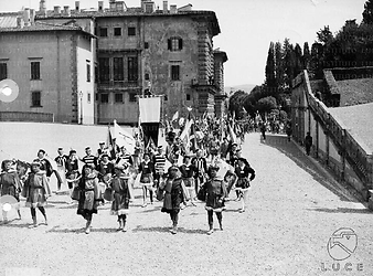 Firenze Figuranti in costume sfilano all'interno dei Giardini di Boboli