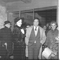 Marlene Dietrich e Raf Vallone all'aeroporto di Ciampino. Piano americano