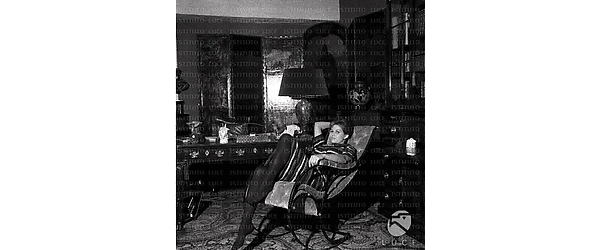 Parigi Claudia Cardinale su una sdraia nel suo alloggio di Parigi