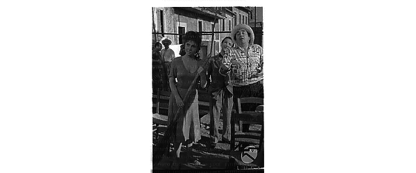 Gina Lollobrigida con una scopa in mano insieme a due attori sul set del film 'Pane amore e gelosia' - totale