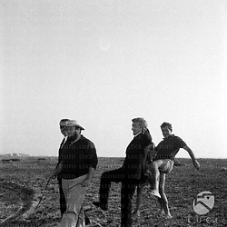 Torvaianica Sulla spiaggia di Torvaianica, Ferreri in compagnia dei collaboratori; alle sue spalle Tognazzi e un altri compagni fingono di sferrare un calcio al regista.
