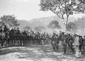 Irpinia Mussolini ed il principe Umberto passano in rassegna reparti della cavalleria schierati sul terreno delle grandi manovre