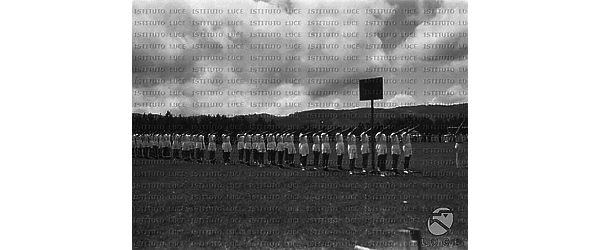 Squadra di atleti fa il saluto fascista in un campo di calcio in occasione di una manifestazione sportiva ad Addis Abeba
