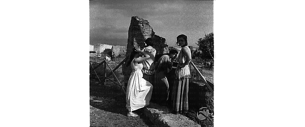 Le attrici dell'Antigone al teatro romano di Ostia in un momento di pausa - campo medio