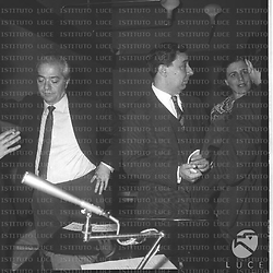 Domenico Porzio, Michele Prisco ed altre personalità alla libreria Einaudi in occasione di una conferenza stampa sul premio Viareggio - piano americano
