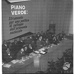 Bonomi ripreso, dall'alto, al tavolo mentre tiene un discorso in occasione della conferenza della Coldiretti - campo medio