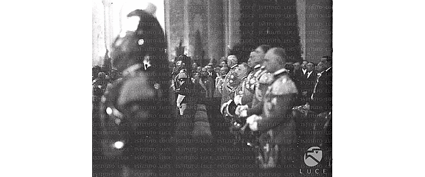 Il re, il duca d'Aosta e altri principi di casa Savoia colti durante la messa funebre in S. Maria degli Angeli - campo medio. Interno